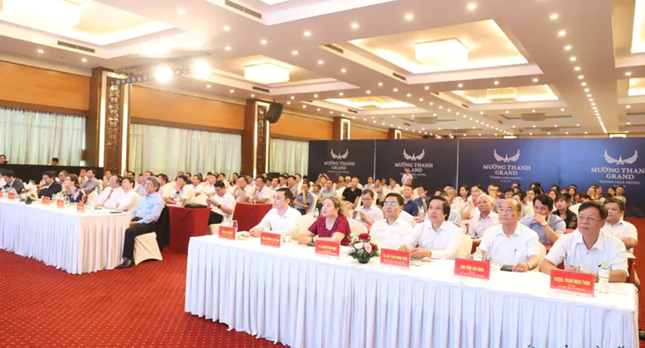 Có thể là hình ảnh về cái bục và văn bản